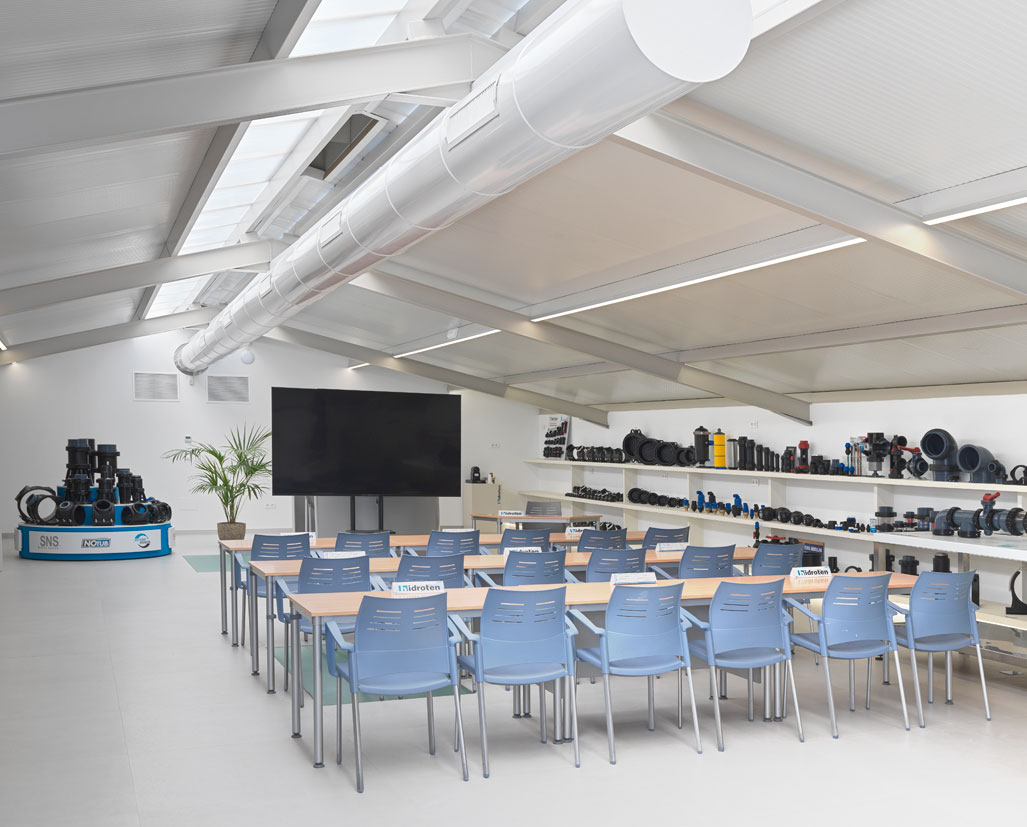 The dynamic showroom is launched in an area of over 450 m² with an additional 250 m² of product exhibition space.