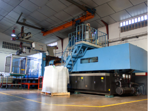 We incorporate our first large-tonnage injection molding machine (1,000T) for PVC-U production in the Alicante province.